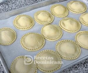 preparacion-de-pastelitos-dominicanos